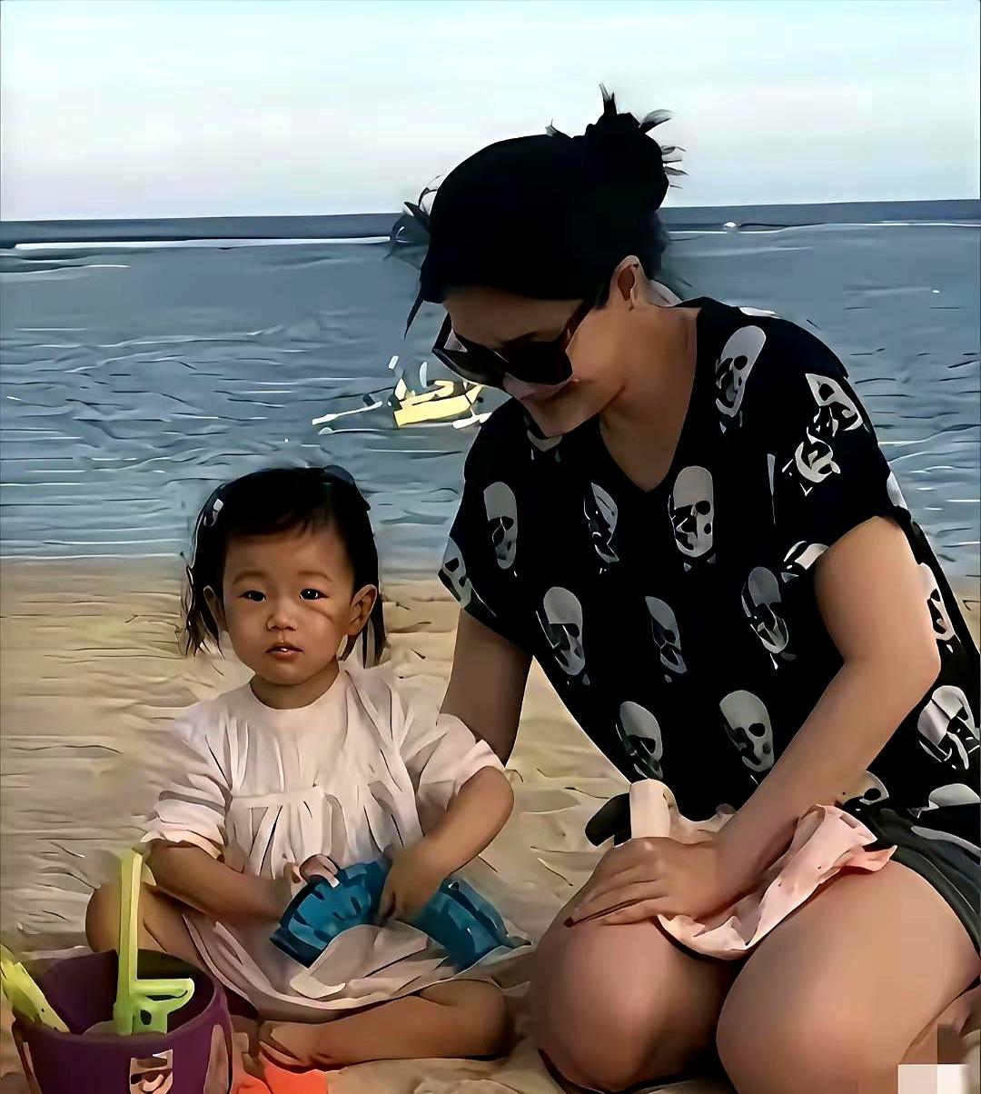 特别喜欢看大S的这张照片，觉得把一个妈妈对孩子的爱诠释的淋大S那会儿为了