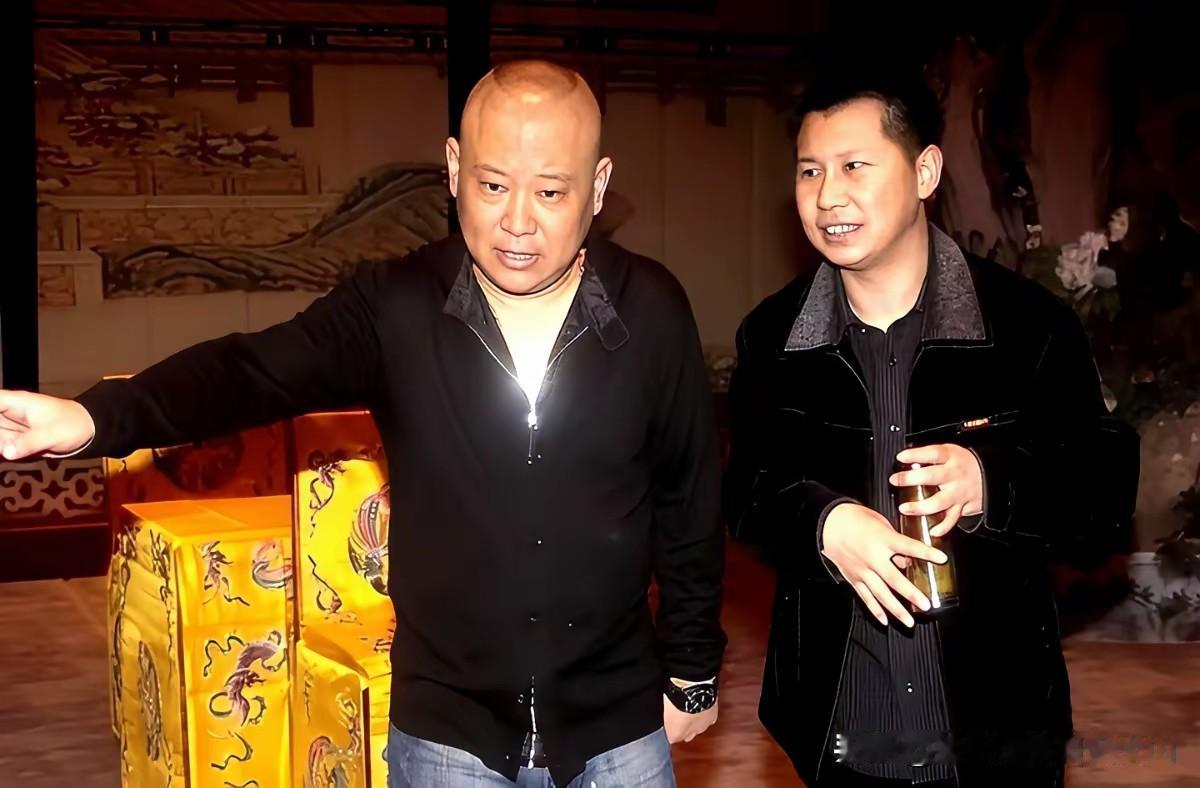 带艺投师的原郭德纲大弟子何云伟叫“郭纲”，李菁当场散伙，这俩字比骂娘还狠很