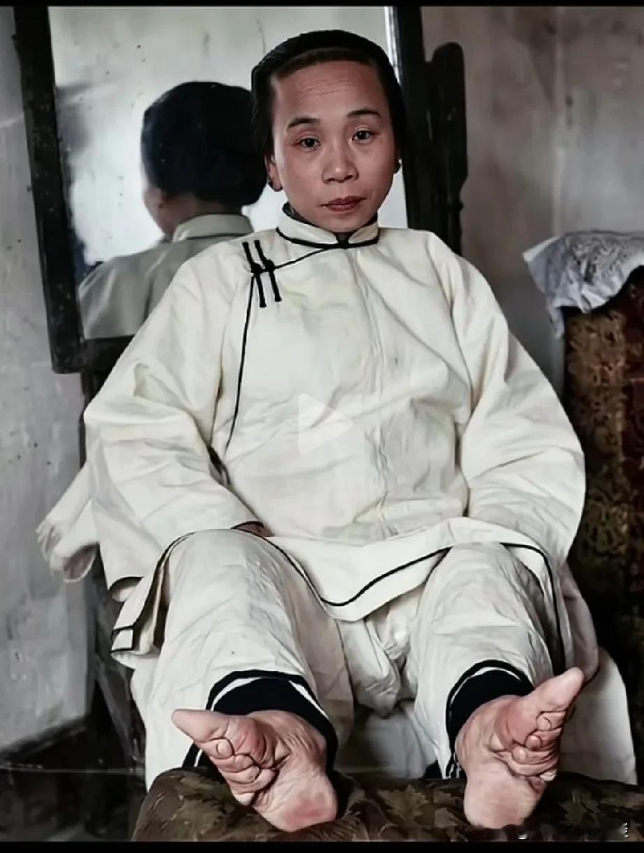 带你看一下真正的三寸金莲。这就是我们古代女人缠着小脚，三寸金莲。是小女孩从几岁的