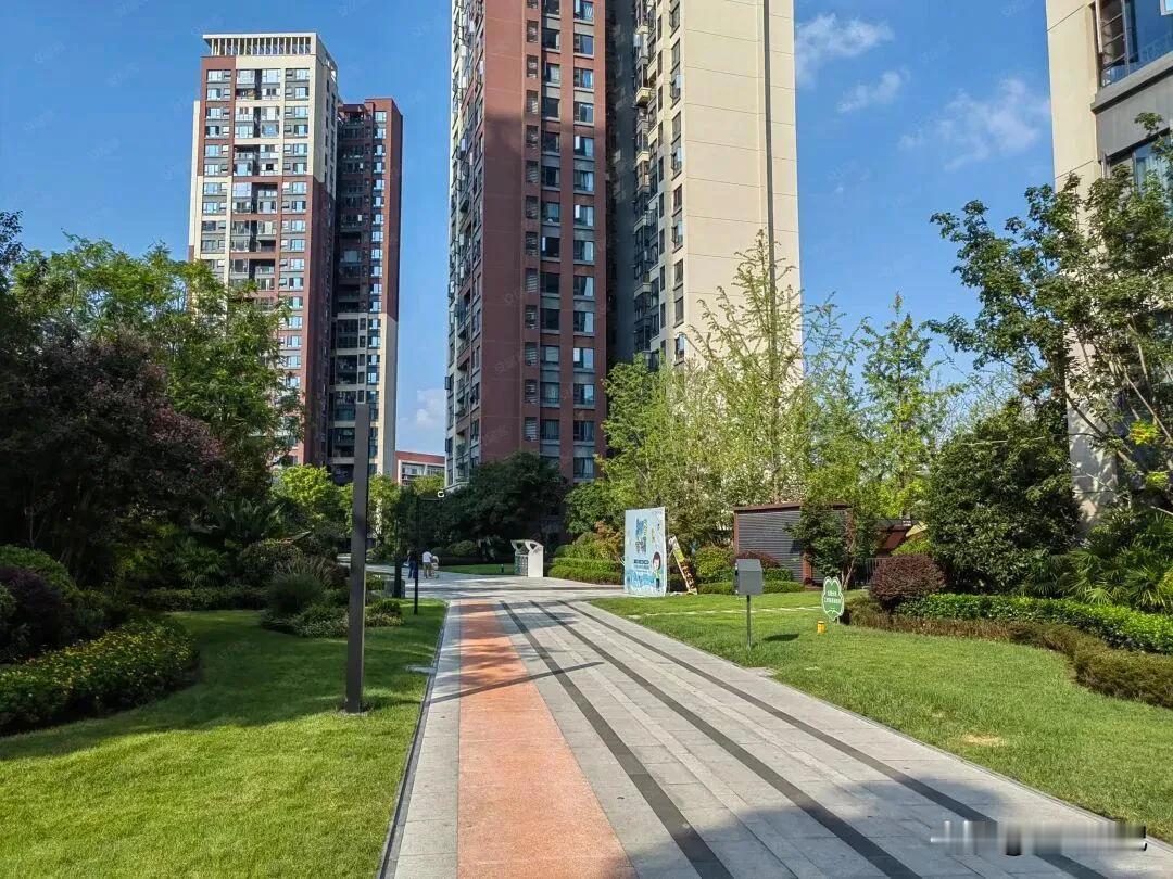 房价还会跌吗终究还是把住了十二年的家卖了，心里空落落的，像被掏走了一块。当