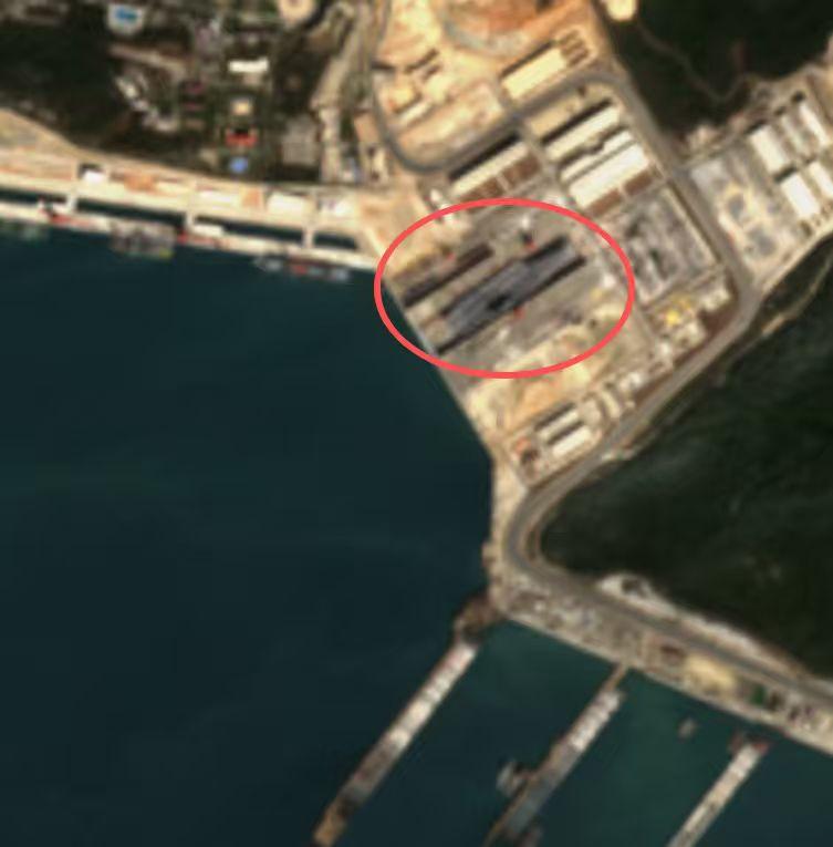 随着国产首艘电磁弹射型航母“福建舰”的入列，早前服役的2艘滑跃放飞型航母“辽宁舰