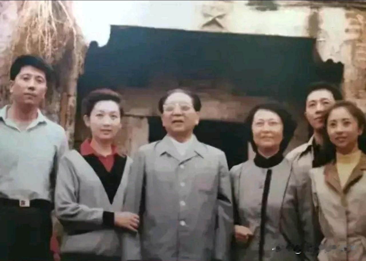 这张拍摄于1989年的珍贵照片，记录了秦基伟将军携家人回到湖北红安秦罗庄老宅时的