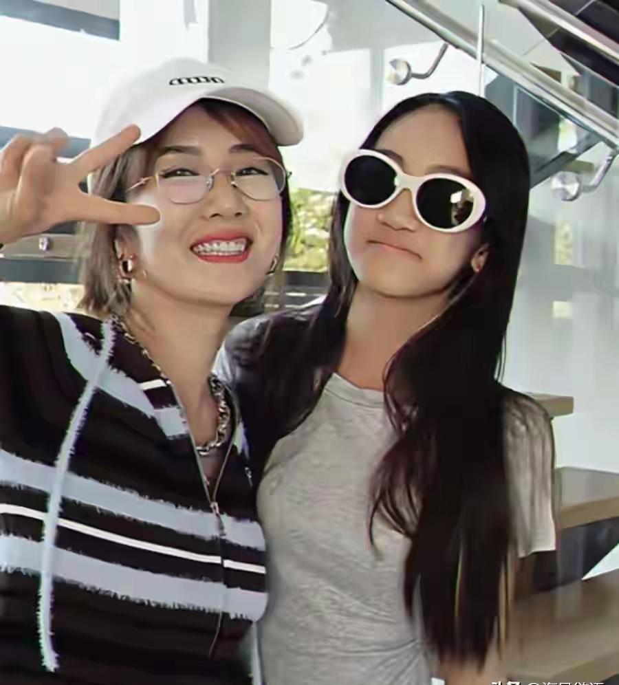 十三年了。都以为海藻跟着马克润去了美国，从此人间蒸发。大错特错。我们都被剧