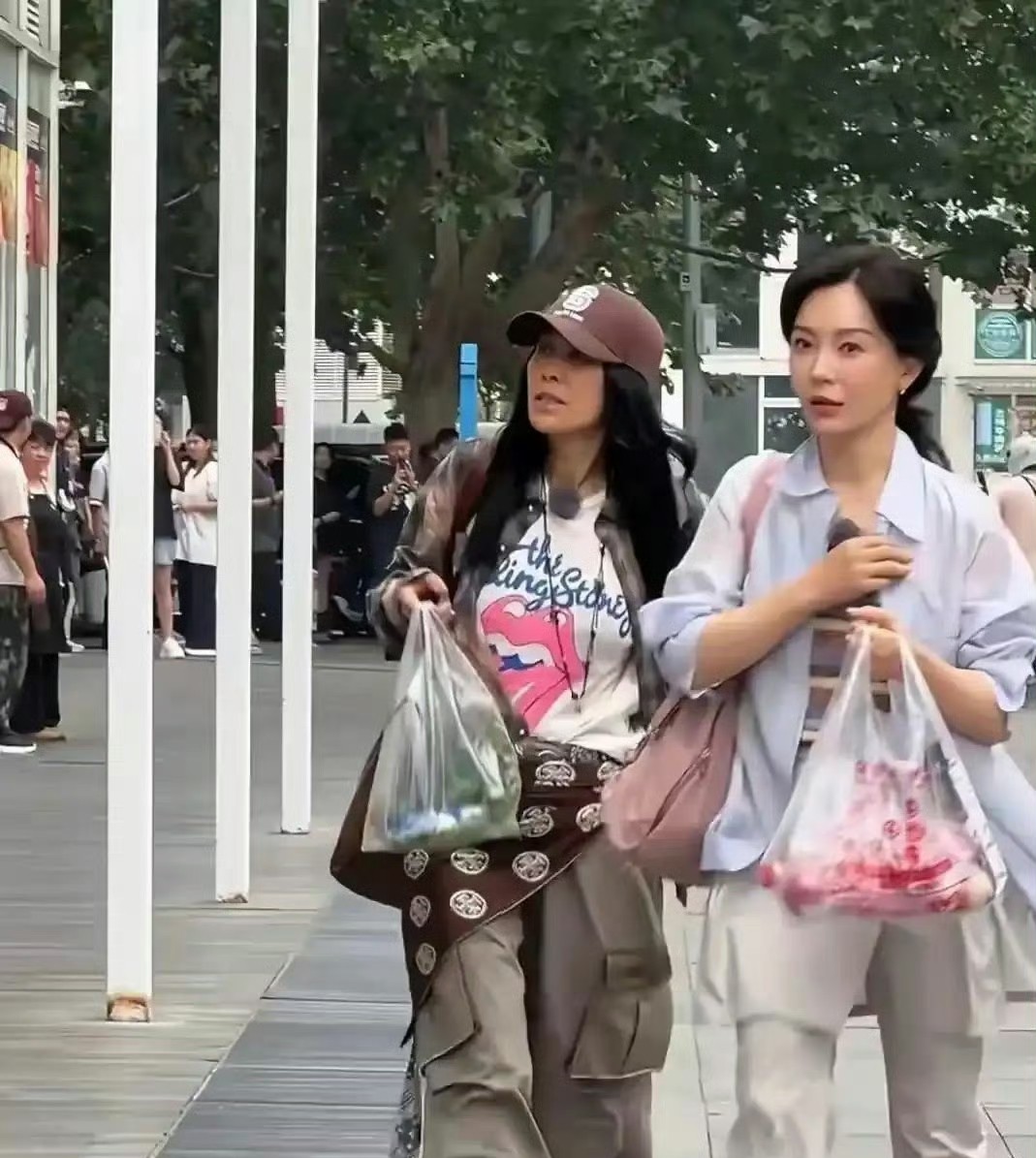 女人还是得看“脸”，穿啥没用……她俩不知道被偷拍了吧，笑死了原来女明星逛街