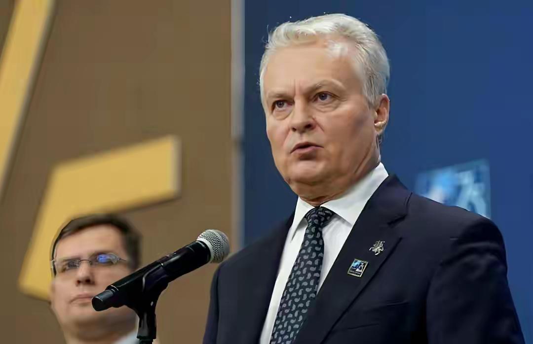 小破碗:阿中我们来谈谈吧阿中:我和你有什么好谈的小破碗:别这样嘛