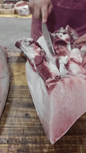 有谁能告诉我这么肥的猪肉，买回家后到底该怎么吃呢？如果说用来炒菜的话，这么肥