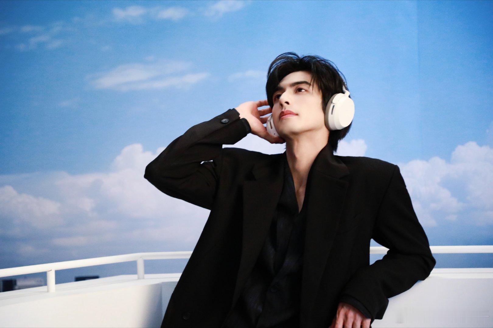 宋威龙戴上耳机就是电竞男主。