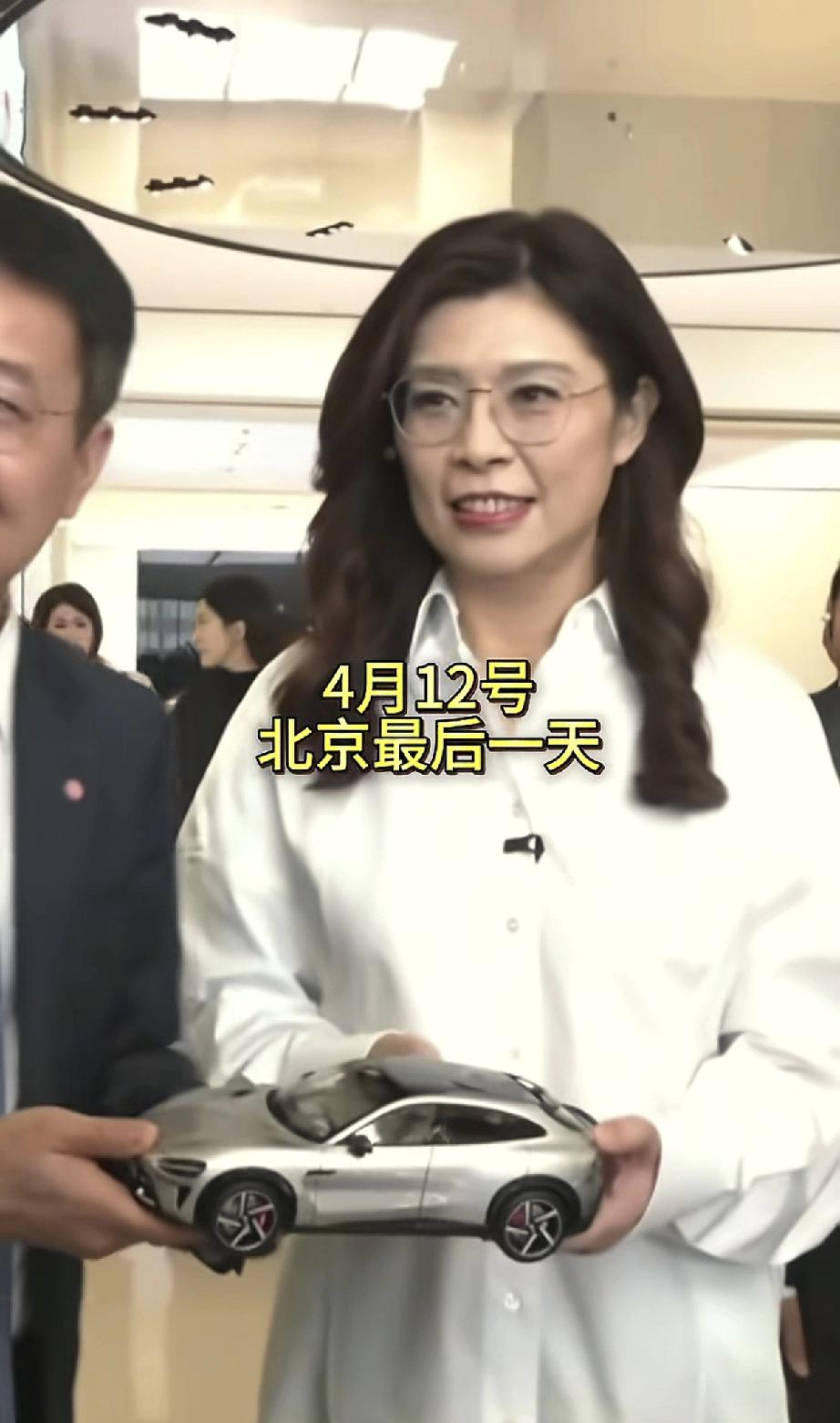 郑丽文获小米汽车公司赠送车模，高兴的合不住嘴，可爱的像个小女孩。看来雷军今年又要