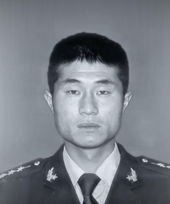 吴建，连长，第49架次第3名跳伞员。这是部队组织的常规跳伞训练，各项流程均