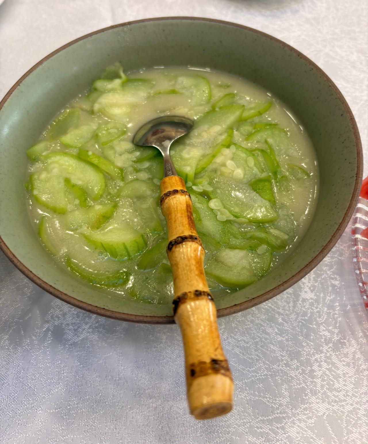 有朋友说丝瓜怎么烧的好吃？其实最好吃的就是拿水去煮熟就可以了，丝瓜本身含有