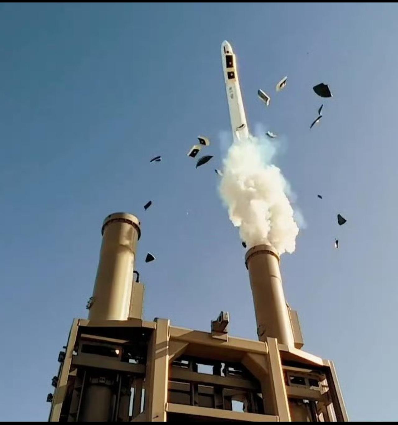 居然公开了，一次两款先进导弹全程发射：歼20开仓，发射空空导弹和HQ-20防空导