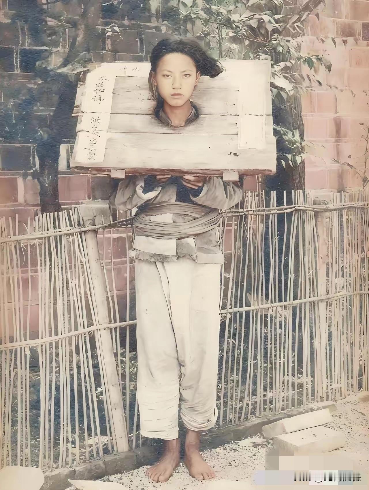 女子扛枷戴锁的画面，即便是在古代，也是非常少见的，更何况还能够把照片流传下来，那
