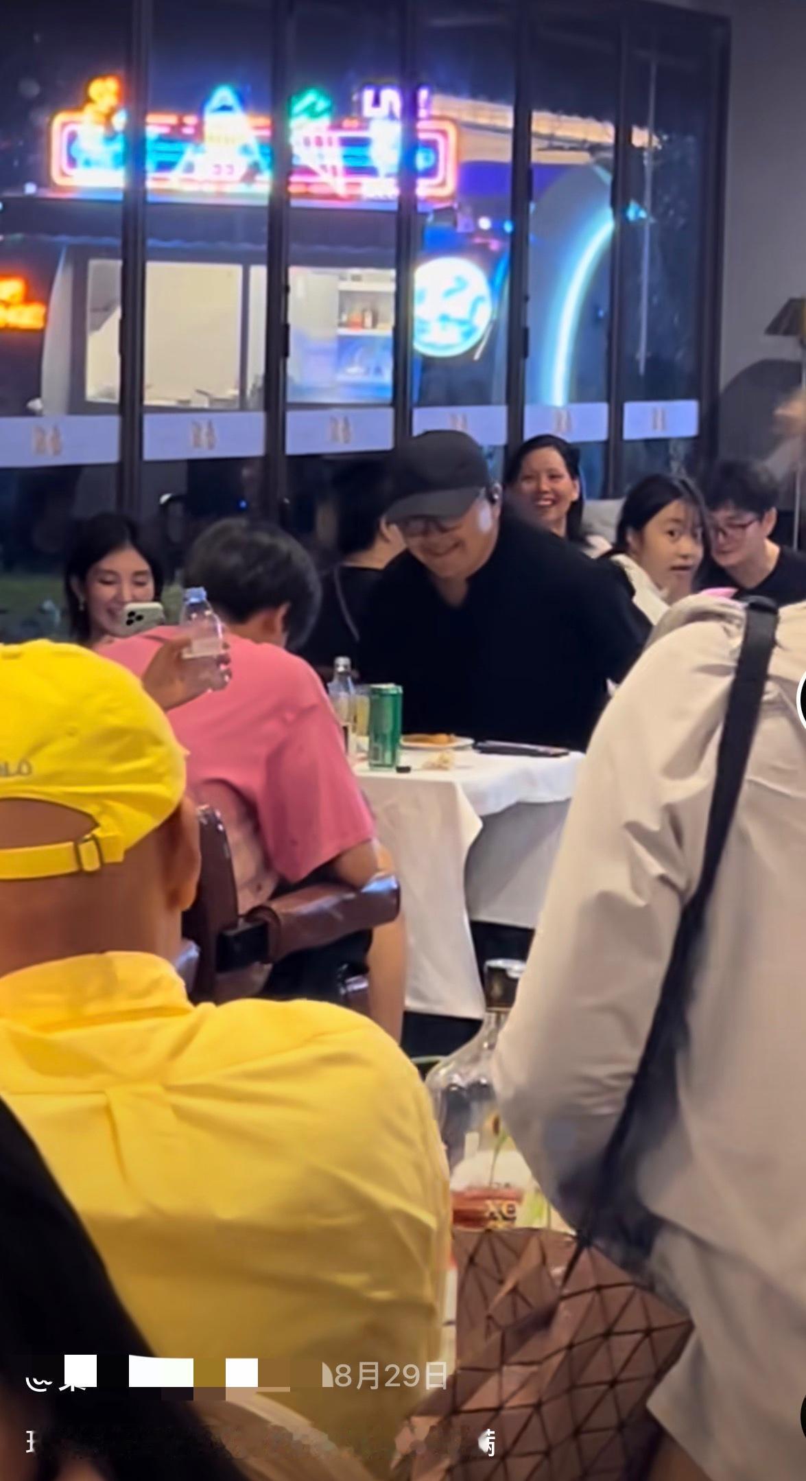 网友晒出8月29日在餐厅偶遇刘欢的视频，他在众人的邀请下唱了一首《好汉歌》，看着