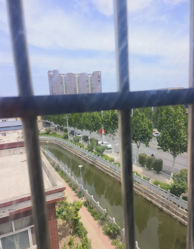 一个认识的朋友的故事她有丈夫，丈夫常年在外面打工，用她的话，丈夫外面耐不住寂