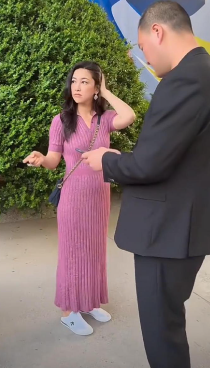 40岁朱珠被偶遇，生图五五分身材还有小肚子