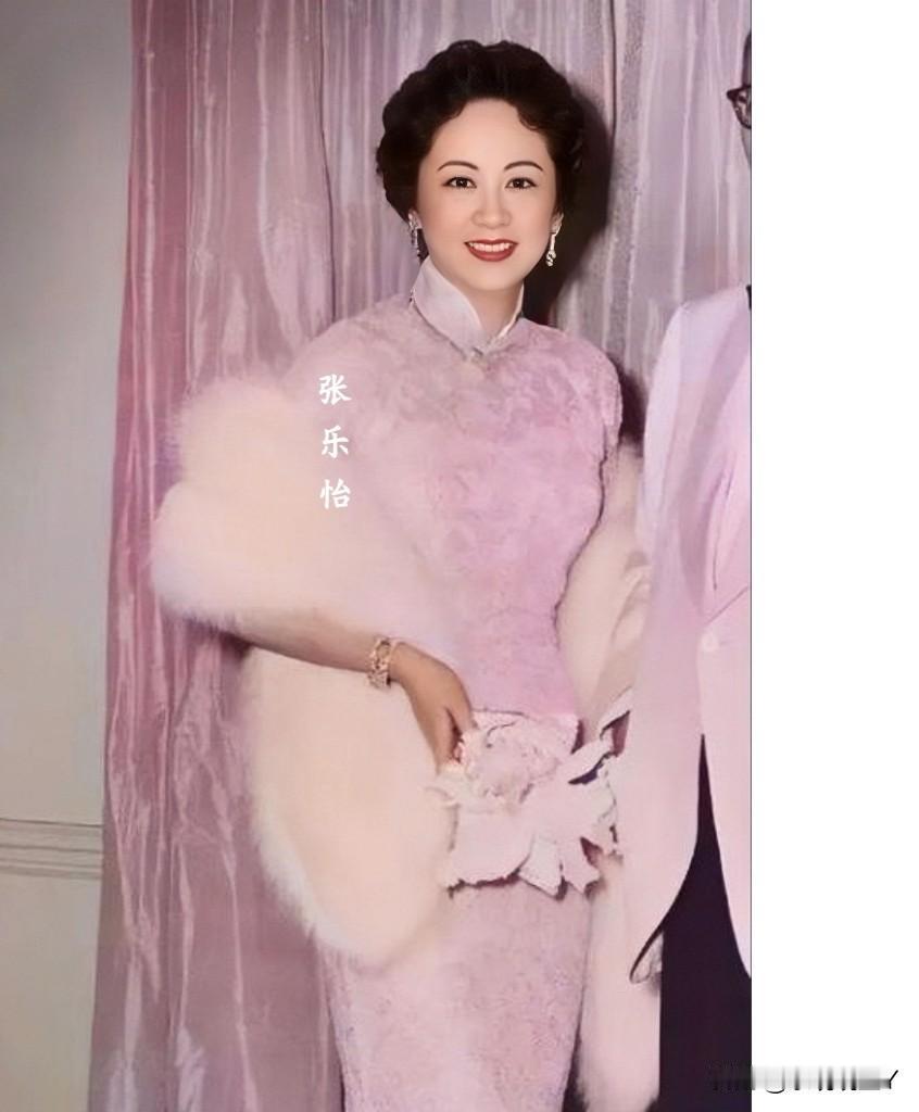 宋子文的夫人张乐怡，一九四六年在美国酒会上的留影老照片。时年三十九岁，美艳不可方