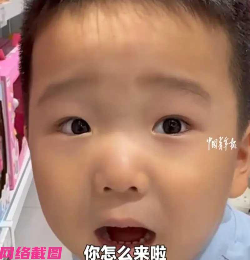浙江杭州有女子带着自己刚从幼儿园放学的孩子，在一处商场内游玩，可没想到还遇到孩子