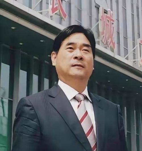 地产行业就是这么魔幻，新城控股的董事长王振华，2019年因猥亵入狱，2024