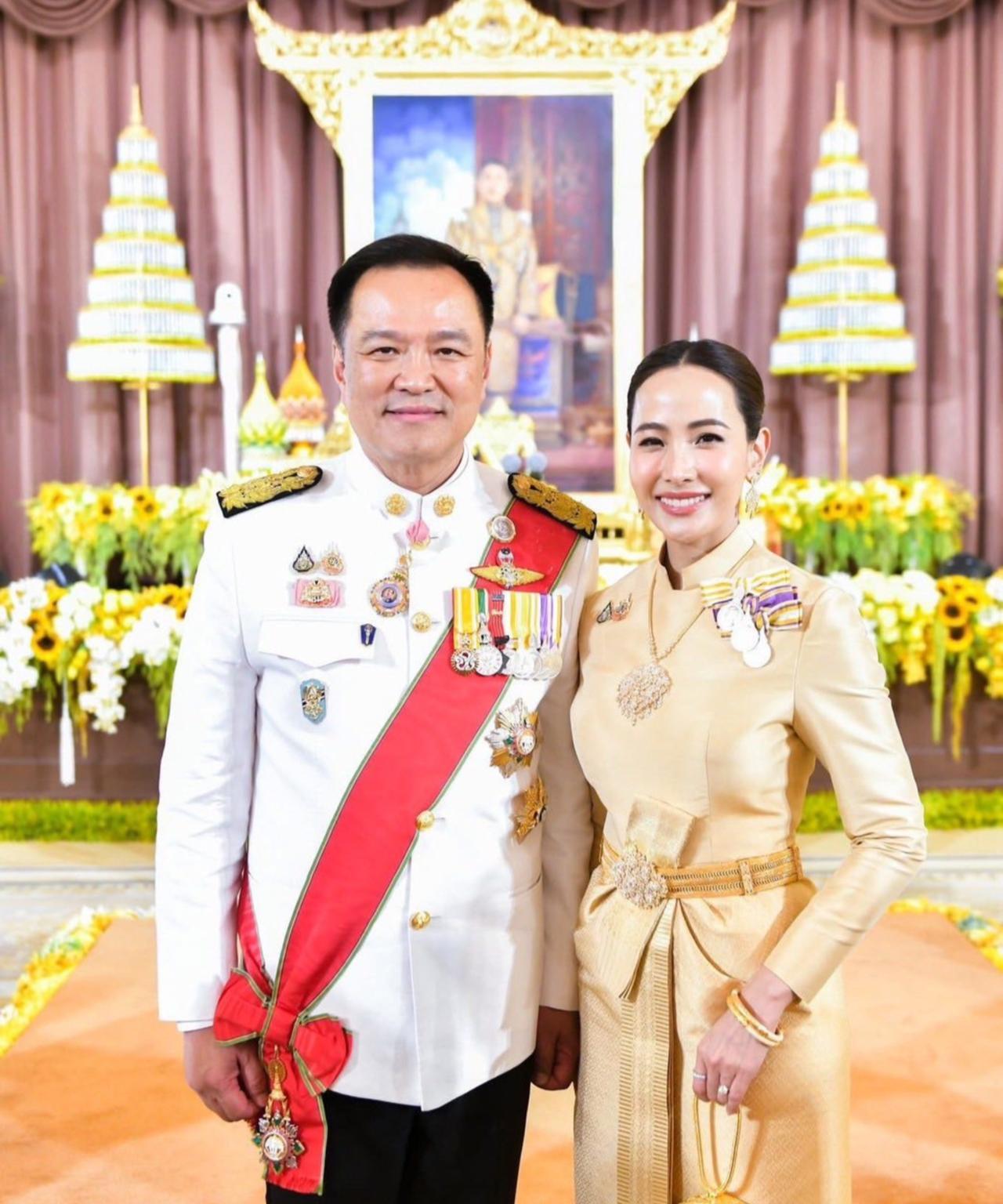 泰国第一夫人年轻貌美，足足比丈夫小20岁阿努廷当上泰国新总理啦，他的身份和婚姻