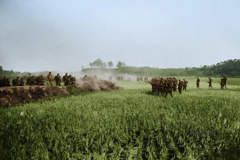 1908年，南方新军在太湖地区的演习现场，稻田旷野间，新军士兵呈战斗队形推进，前