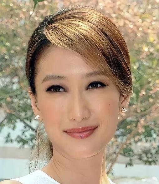 谢婷婷赶到香港时，父亲的灵车已经开走，火葬场的炉膛刚刚熄火。十几个小时的航程，她