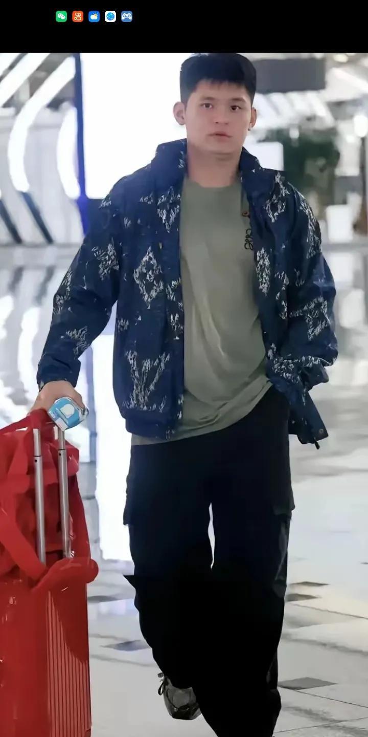 林诗栋穿搭也很时尚了，现在世界第一的他也想有魅力吸引热度，也想有代言多挣钱，只是
