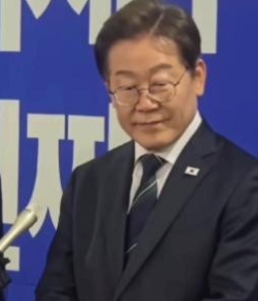 外媒问韩国总统李在明：若中国武统台湾，你会不会出手？李在明笑着回答：那是人家的家