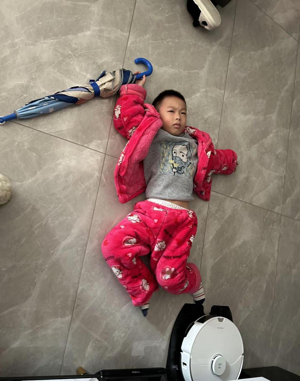 萌娃摔了个结结实实的“五体投地”，亲妈不仅不扶反而发出魔性狂笑全程跟拍，这到底是