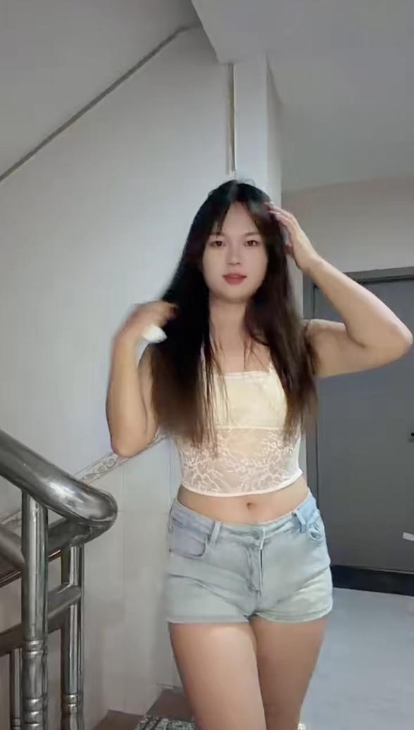 女孩穿短裤在家里面。