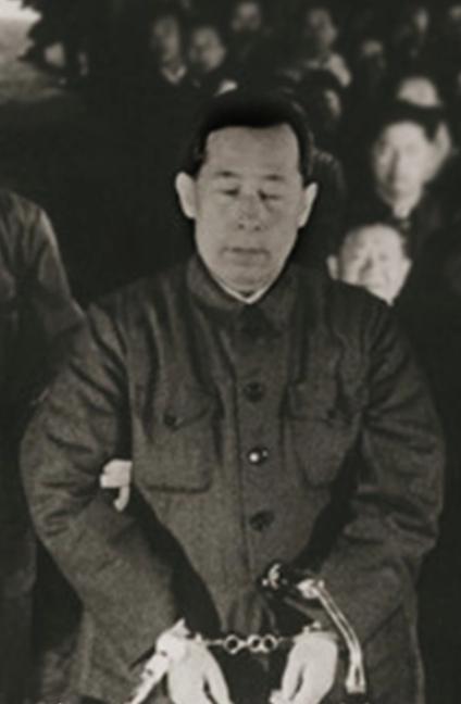 他是改革开放以后，第一个被枪毙的县委书记，叫王仲。王仲也是老革命了，1947年