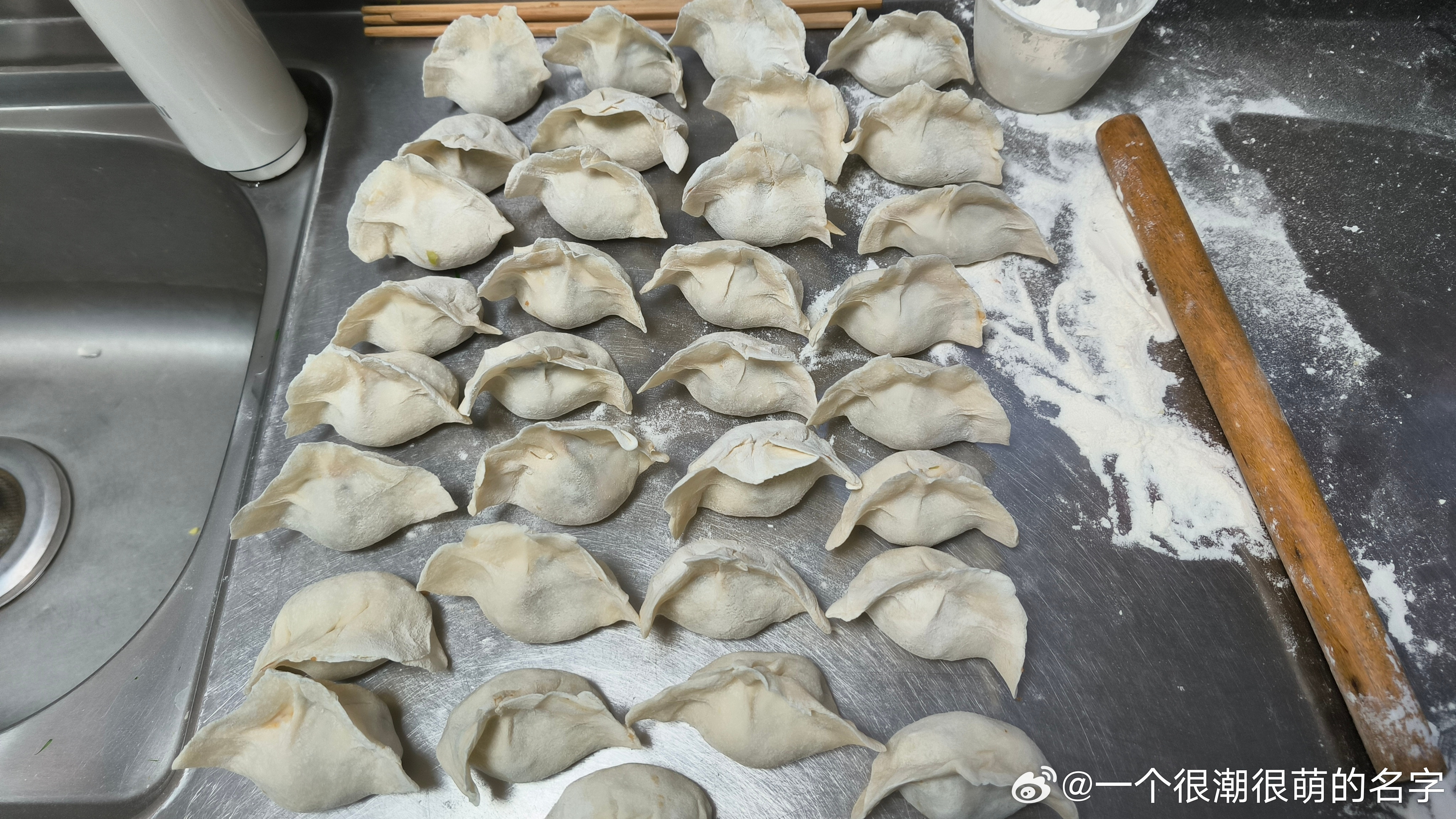 包完了。两盘，饺子个大，吃了12个。