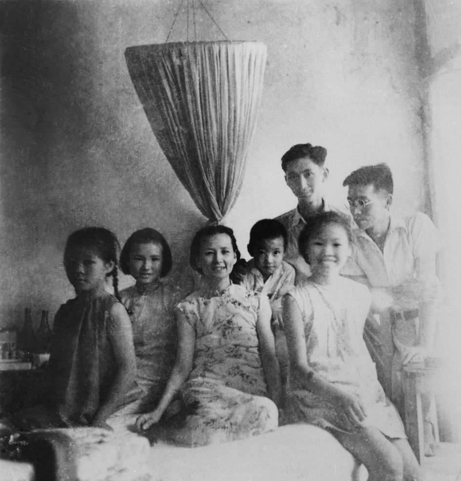 1942年，李庄那间木屋里，38岁的林徽因倚在病榻上，与亲友拍下这张永载史册的合