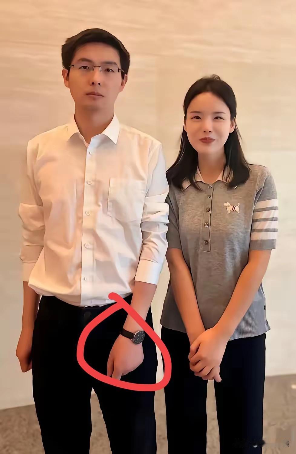 王兴兴不拘言笑，这和他们年龄极不相符，显得有些太老成了！照片里这个女子，据说只是