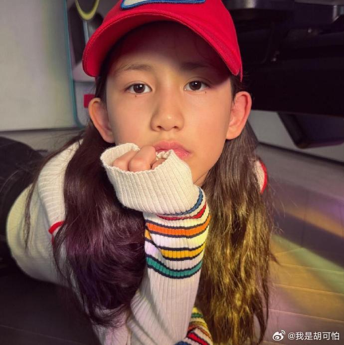 黄磊家两个女儿真的各有各的美二女儿才12岁，身上自信松弛的气质就不是一般人有的，