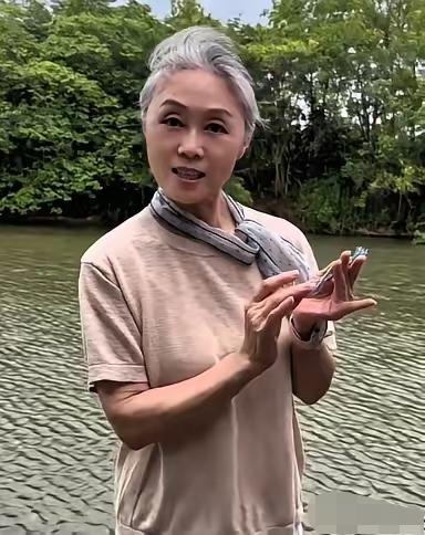 她是八九十年代家喻户晓的大美人，如今也是老太太了，头发白了但是气质没变，她演过《