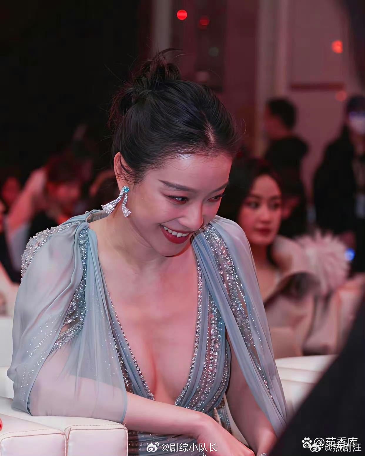 倪妮这铁真没白撸隐身的名字任小名：我健身房流的汗，不是白流的！抡奖杯那一刻，所有