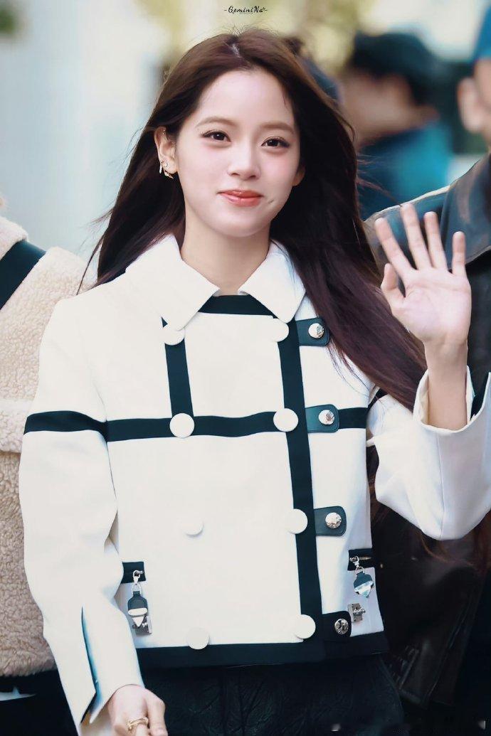 欧阳娜娜牵狗上班宠物系上班族天花板非欧阳娜娜莫属！第二季路透名场面直击，帅气穿搭