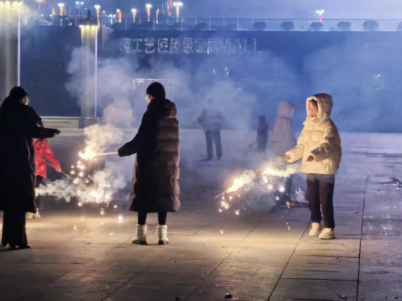 分享一张你随手拍下的街景大年夜的城市广场