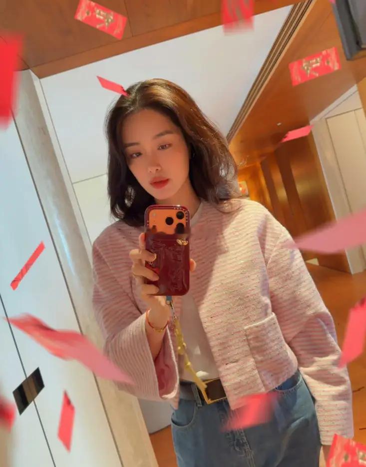 杨采钰除夕晒照，回福建婆家过年吃得超丰盛，与老公同框很般配