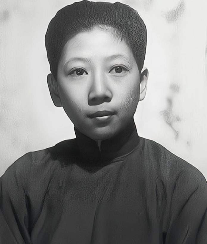 1994年，孔令伟去世，其姐孔令仪为她脱去男装，换上旗袍，画上淡妆，随后低头啜泣