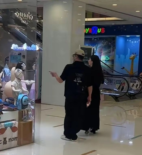 逛商场偶遇郭富城方媛夫妻，两口子个子都不高，目测方媛不到160……方媛之前还