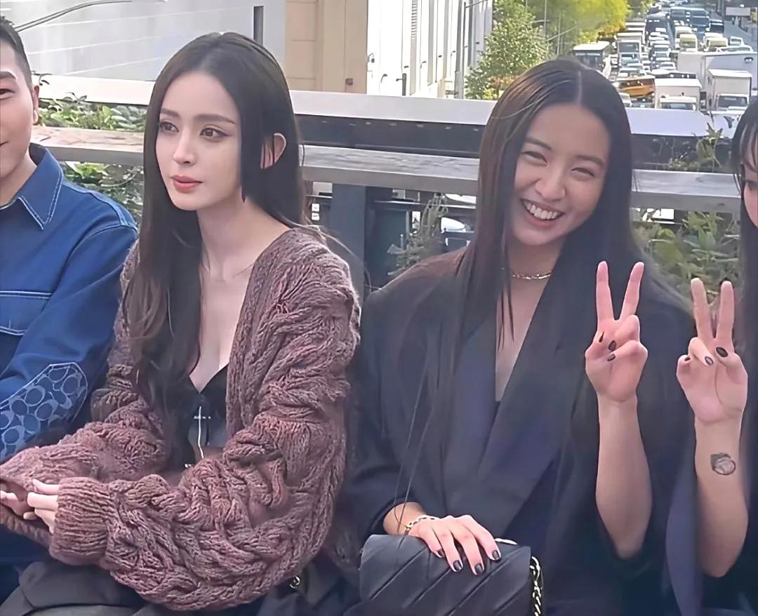 不愧是新疆维纳斯，古力娜扎人群中鹤立鸡群的存在。古力娜扎出生新疆，因有着超高