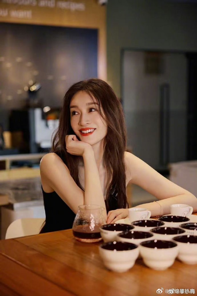 陈畅说李小冉靠一张脸在北舞躺平七年被美貌掩盖的实力派，北舞七年的功底可不是靠脸