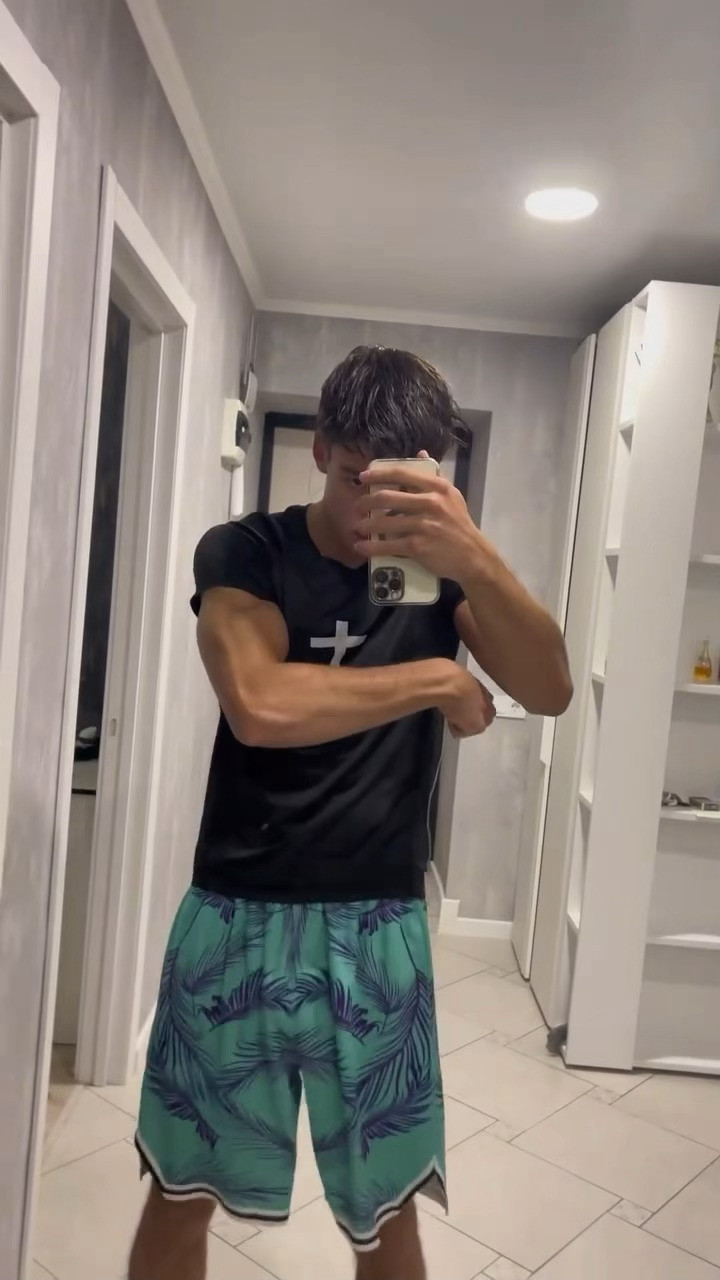 展示手臂肌肉💪​​​