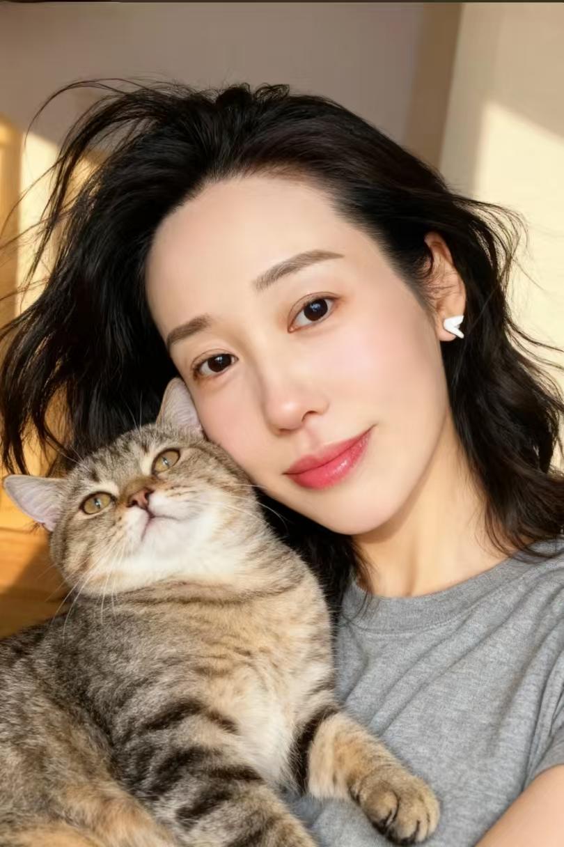 82年43岁，单身离异已经没有什么人联系我了离异后一个人带着孩子房子车子