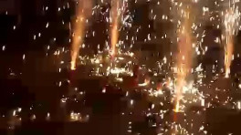 土豪放的烟花!1秒钟5万块!