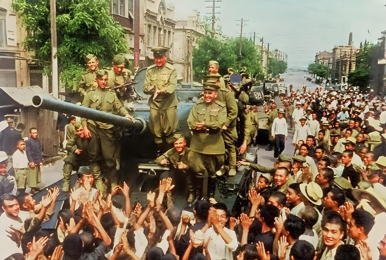 1945年，二战时期，苏联红军进入中国东北地区，受到中国人民热烈欢迎。之后苏军