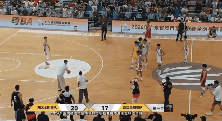 一图证明库里为什么是历史最佳射手！再次中国行的库里亲临粵BA现场，在杜峰的拉扯