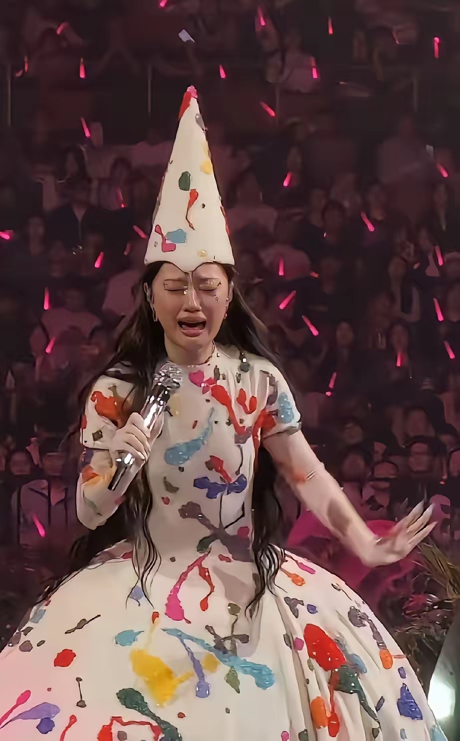 女明星里，我最想不通的就是山单依纯了。你说她才25岁，难道没人告诉她，这身造型真的很突兀嘛。主要只这