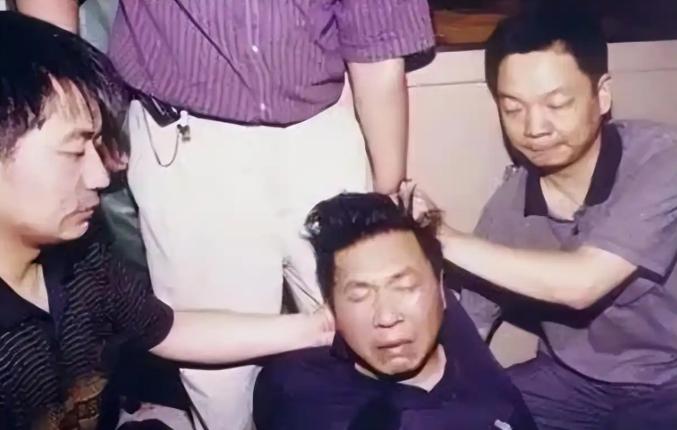 2001年，郑州仨警察在二七区绿城花园上门登记住户信息，本来就是个例行的人口核查